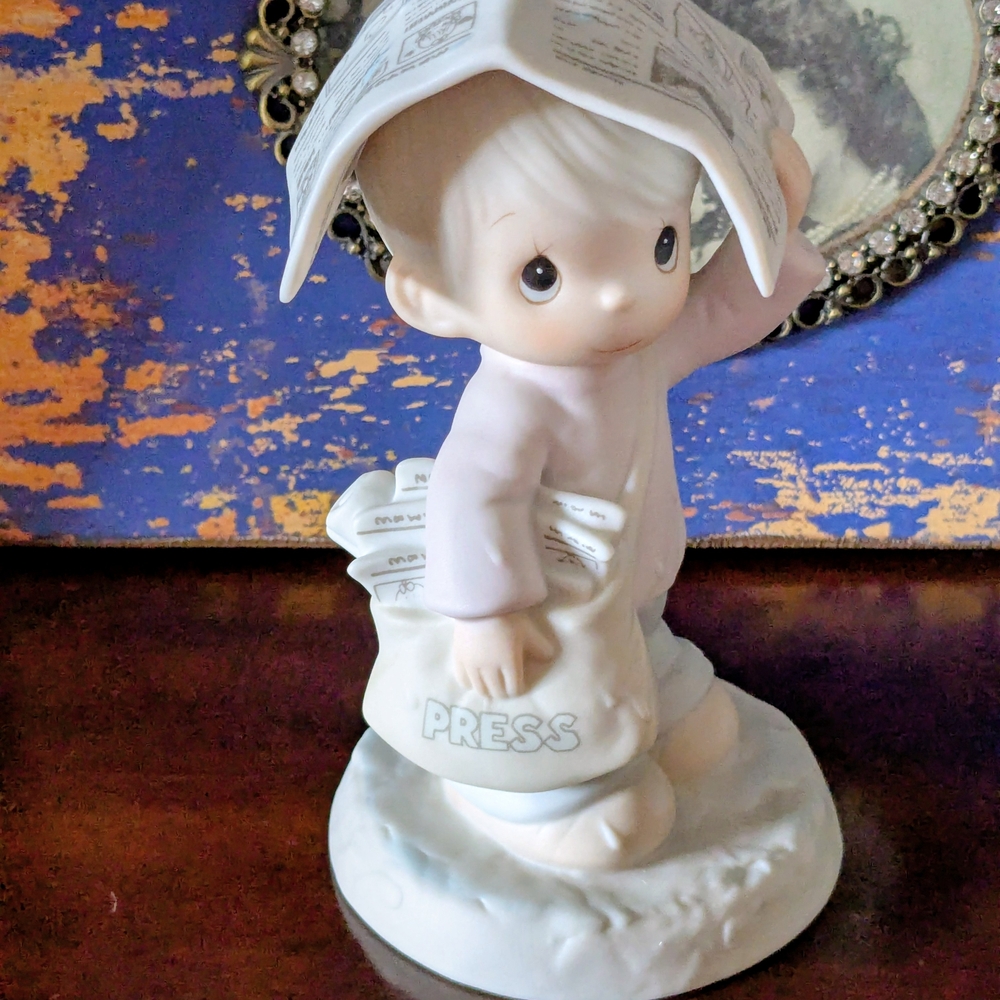 Beautiful " Sending You Showers Of Blessings" Precious Moments Figurine.